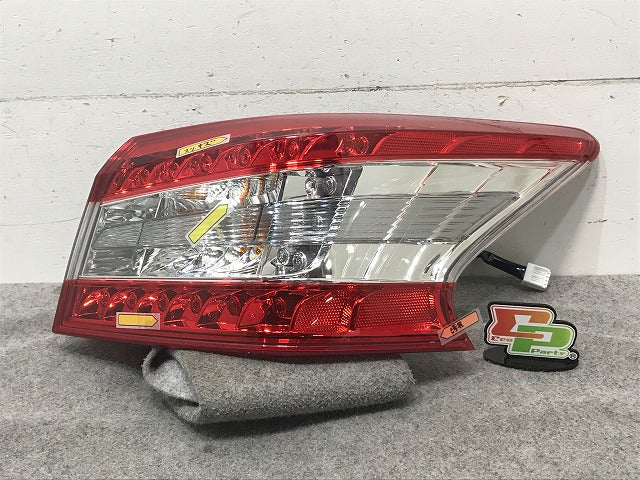 シルフィ TB17/B17 純正 右テールランプ/ライト/レンズ LED STANLEY P8973 日産(110285)