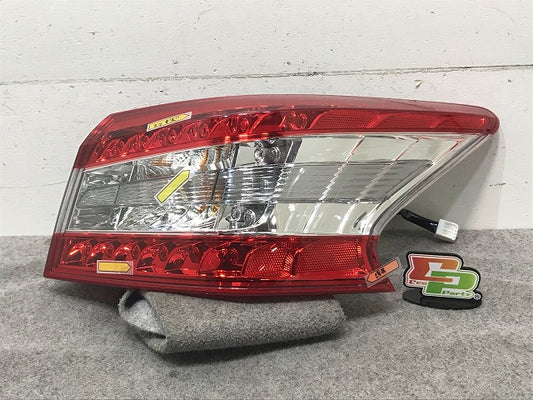 シルフィ TB17/B17 純正 右テールランプ/ライト/レンズ LED STANLEY P8973 日産(110285)