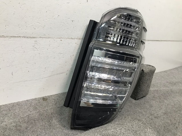 ヴェルファイア 30系/AGH30W/AGH35W/GGH30W/GGH35W 純正 前期 右テールランプ/ライト/レンズ LEDハロゲン KOITO 58-69 トヨタ(110790)
