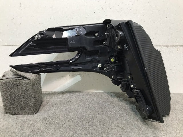 ヴェルファイア 30系/AGH30W/AGH35W/GGH30W/GGH35W 純正 前期 右テールランプ/ライト/レンズ LEDハロゲン KOITO 58-69 トヨタ(110790)