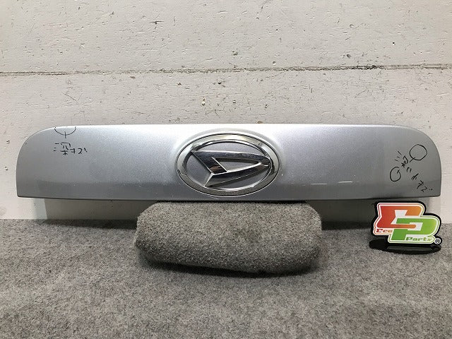 タント L375S/L385S 純正 リアフィニッシャー ガーニッシュ 76802-B2040/76802 2L 040 ブライトシルバーメタリック カラーNo.S09(110804)