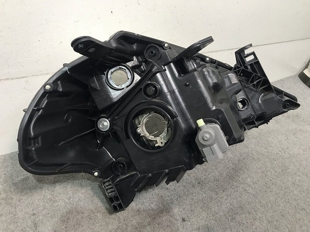 ティーダ/TIIDA C11/JC11/NC11 純正 後期 左ヘッドライト/ランプ レベライザーハロゲン付 STANLEY P7779 日産/NISSAN (111557)
