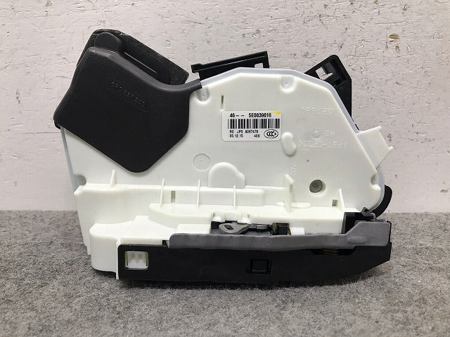 新品! トゥーラン 1T系(2016-) 純正 右リアドアロック 527680 5TA839016D フォルクスワーゲン(111983)