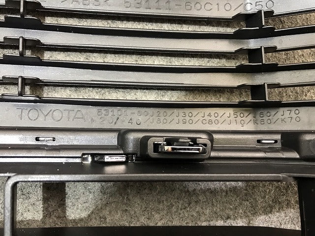 新車取り外し! ランドクルーザー/ランクル/プラド 150系/TRJ150W/GDJ/GRJ/150W/151W 純正 後期 フロントグリル 53111-60C10/C50(113073)