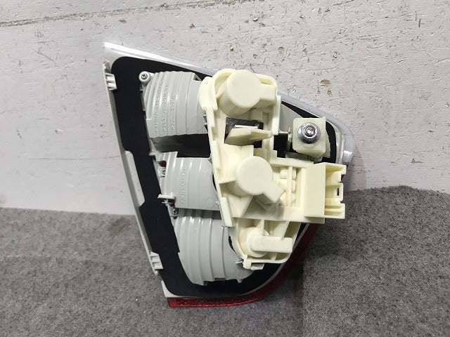 新品! 3シリーズ/セダン/E90 純正 前期 右テールランプ/ライト/レンズ ハロゲン 63 21 6 937 460/63216937460 BMW(114851)
