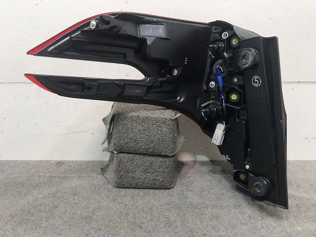 アルファード 30系/AGH30W/AGH35W/GGH30W/GGH35W 純正 後期 右テールランプ/ライト/レンズ LED KOITO 58-75 81550-58170 トヨタ (114924