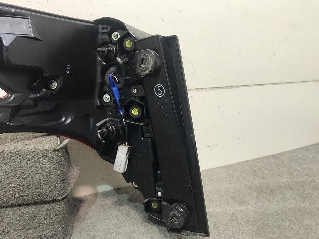 アルファード 30系/AGH30W/AGH35W/GGH30W/GGH35W 純正 後期 右テールランプ/ライト/レンズ LED KOITO 58-75 81550-58170 トヨタ (114924
