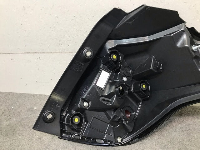 ヤリス KSP210/MXPA10/MXPH10 純正 左テールランプ/ライト/レンズ ハロゲン KOITO K0-9 81561-K0010 トヨタ (115259)