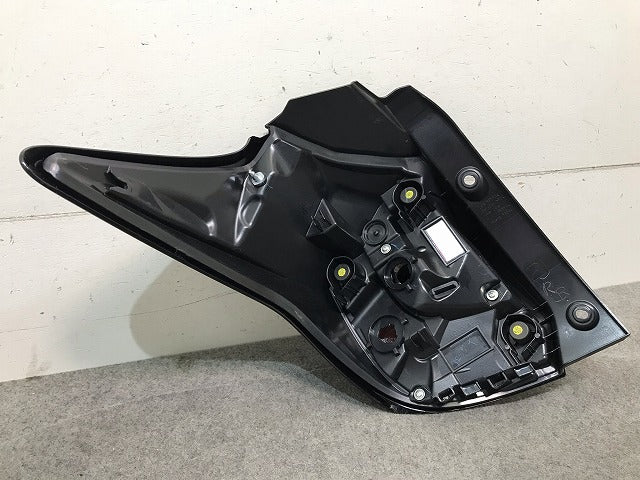 ヤリス KSP210/MXPA10/MXPH10 純正 右テールランプ/ライト/レンズ ハロゲン KOITO K0-9 81551-K0010 トヨタ (115260)