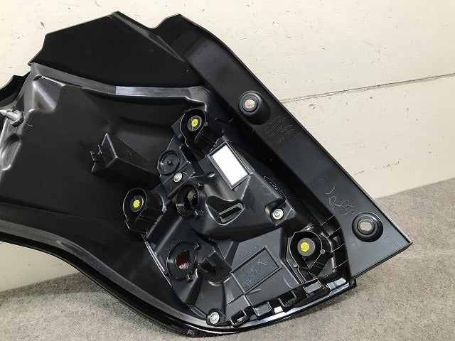 ヤリス KSP210/MXPA10/MXPH10 純正 右テールランプ/ライト/レンズ ハロゲン KOITO K0-9 81551-K0010 トヨタ (115260)