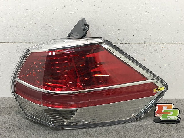 X-TRAIL/エクストレイル T32/NT32/HT32/HNT32 純正 前期 右テールランプ/ライト/レンズ ハロゲン KOITO 220-17939 日産/NISSAN(116562)