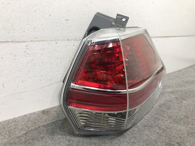 X-TRAIL/エクストレイル T32/NT32/HT32/HNT32 純正 前期 右テールランプ/ライト/レンズ ハロゲン KOITO 220-17939 日産/NISSAN(116562)