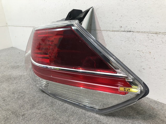 X-TRAIL/エクストレイル T32/NT32/HT32/HNT32 純正 前期 右テールランプ/ライト/レンズ ハロゲン KOITO 220-17939 日産/NISSAN(116562)