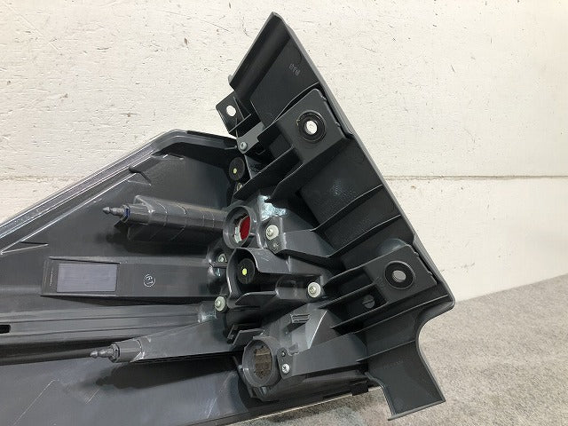 X-TRAIL/エクストレイル T32/NT32/HT32/HNT32 純正 前期 右テールランプ/ライト/レンズ ハロゲン KOITO 220-17939 日産/NISSAN(116562)