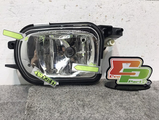 新品 Cクラス W203/2000-2007 純正 右フォグランプ/ライト/レンズ ハロゲン HELLA A 203 820 20 56/A203820205664 ベンツ(116978)