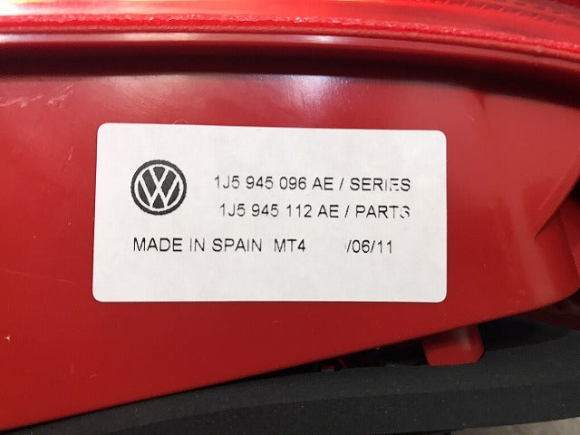 新品 ボーラ 1J系 1999-2005 純正 右テールランプ/ライト/レンズ ハロゲン HELLA 1J5 945 096 AE/1J5945096AE フォルクスワーゲン (116980)