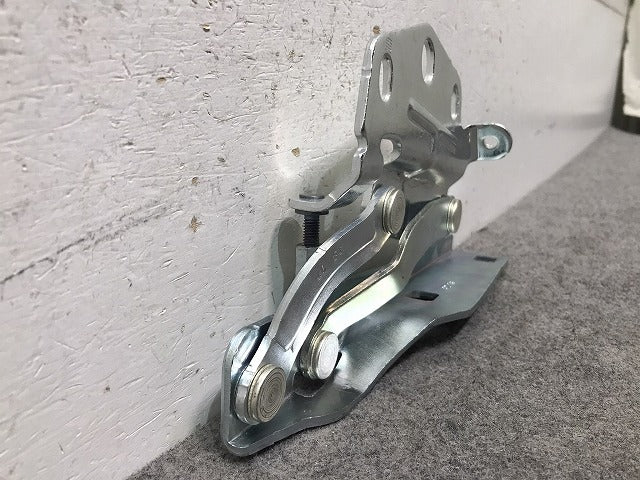 新品! パサート 3C/2011-2015 純正 右ボンネットヒンジ 3AA 823 302 3AA823302 フォルクスワーゲン (117016)