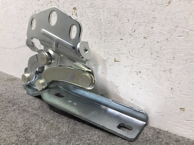 新品! パサート 3C/2011-2015 純正 右ボンネットヒンジ 3AA 823 302 3AA823302 フォルクスワーゲン (117016)