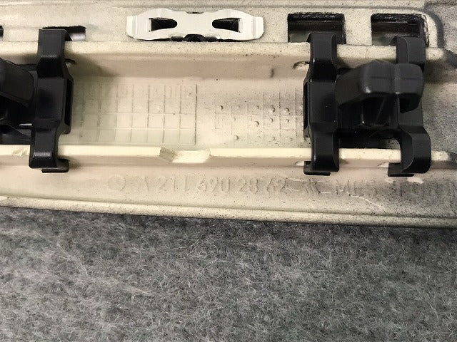 新品! Eクラス/W211/2002-2009 純正 右フロントフェンダーモール A 211 690 28 62/21169028629197 ブラック メルセデスベンツ (117025)