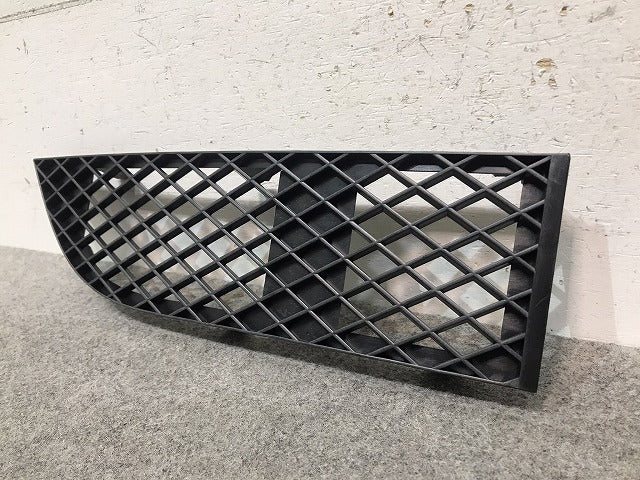 新品! 7シリーズ/E65/E66 2001-2009 純正 右フロントバンパーグリル 51 11 7 135 564/51117135564 素地 BMW (117241)