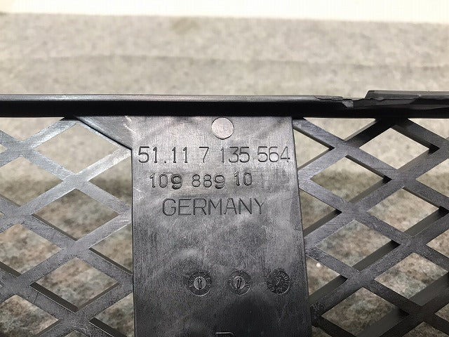新品! 7シリーズ/E65/E66 2001-2009 純正 右フロントバンパーグリル 51 11 7 135 564/51117135564 素地 BMW (117241)