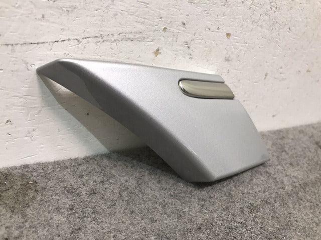 新品! Cクラス/W203/2000-2007 純正 右リア フェンダー モール A203 690 5662 20369054629744 シルバー メルセデスベンツ (117246)