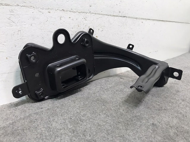 新品 Eクラス/W211/2002-2009 純正 左フロント クロスメンバー アブソーバー ブラケット ラジエーターサポート 2116201531 ベンツ (117260)