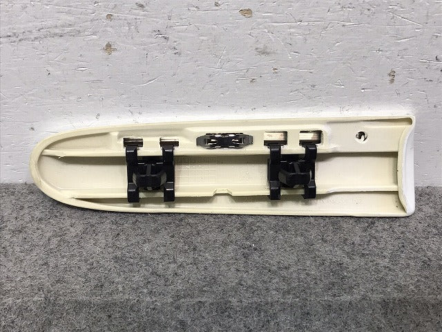 新品! Eクラス/W211/2002-2009 純正 右フロント フェンダーモール A 211 690 28 62 21169028629960 ホワイト メルセデスベンツ (117263)