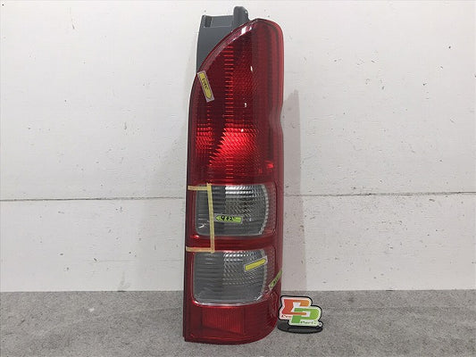 ハイエース/レジアスエース 200系/1型/2型/3型/標準/ワイド 純正 前期 右テールランプ/ライト/ハロゲン KOITO 26-120 トヨタ (117307)
