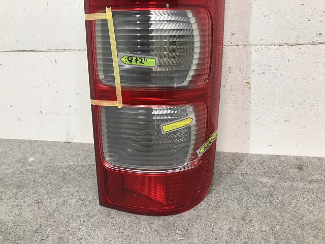 ハイエース/レジアスエース 200系/1型/2型/3型/標準/ワイド 純正 前期 右テールランプ/ライト/ハロゲン KOITO 26-120 トヨタ (117307)