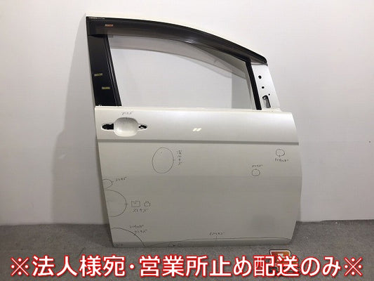 アイシス/ANM10G/15G/15W/ZNM10G/ZNM10W/ZGM10G/ZGM15G/ZGM10W/ZGM15W/ZGM11G/ZGM11W 純正 右フロントドア バイザー付(119210)