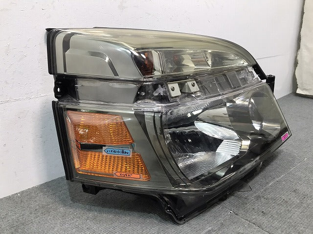 ヴォクシー VOXY/60系/AZR60G/AZR65G 純正 後期 右ヘッドライト/ランプ キセノン HID レベライザー KOITO 28-182 81130-28890 (119792)