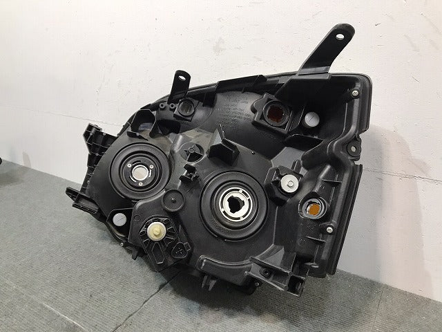 ヴォクシー VOXY/60系/AZR60G/AZR65G 純正 後期 右ヘッドライト/ランプ キセノン HID レベライザー KOITO 28-182 81130-28890 (119792)