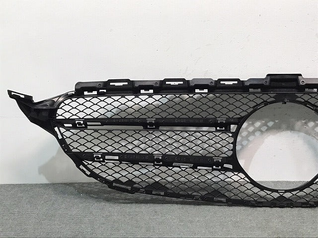 新車取り外し Cクラス/W205 純正 前期 フロントグリル/ラジエターグリル/ラジエーターグリル A 205 880 37 83 A2058880023 ベンツ (119933)