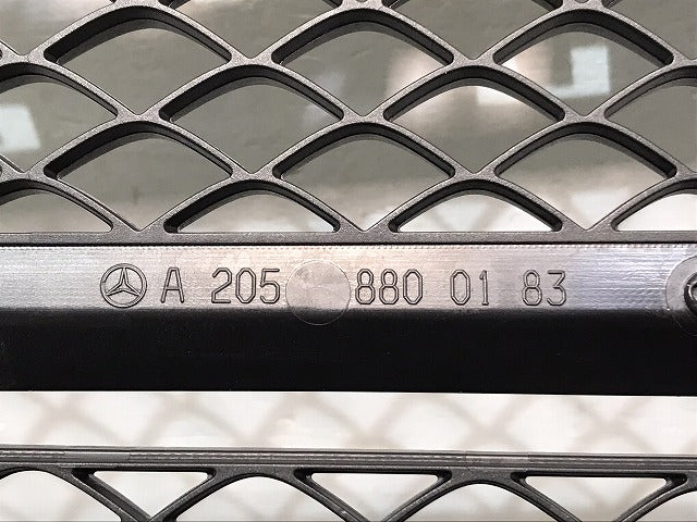 新車取り外し Cクラス/W205 純正 前期 フロントグリル/ラジエターグリル/ラジエーターグリル A 205 880 37 83 A2058880023 ベンツ (119933)