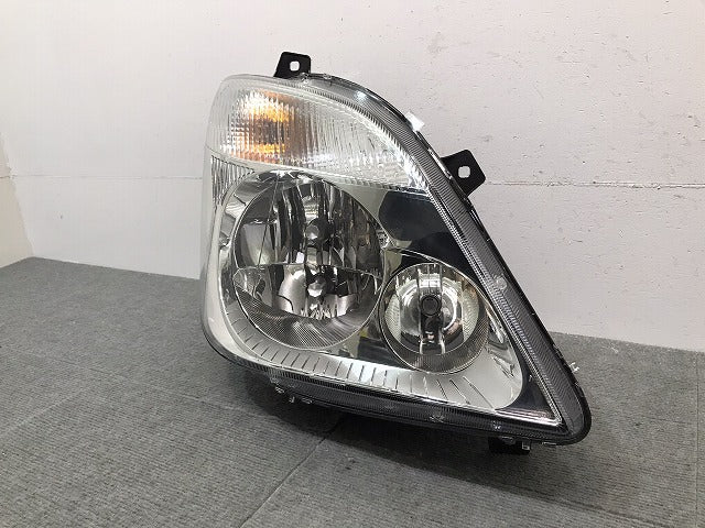新品! スプリンター/バン トラック/W906 純正 右ヘッドライト ハロゲン HELLA A 906 820 08 61 A 9068200861 メルセデスベンツ (120136)