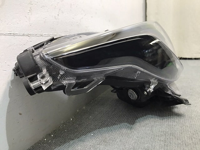 ヤリス/KSP210 MXPA10/MXPA15 MXPH10/MXPH15 純正 右ヘッドライト/ランプ ハロゲン レベライザー KOITO K0-1 トヨタ (120282)