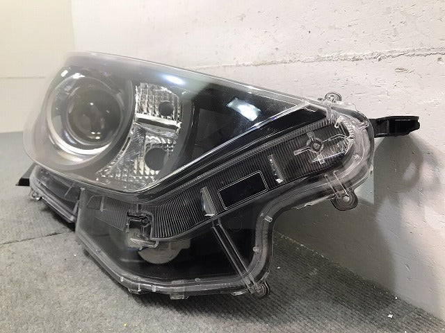 ヤリス/KSP210 MXPA10/MXPA15 MXPH10/MXPH15 純正 右ヘッドライト/ランプ ハロゲン レベライザー KOITO K0-1 トヨタ (120282)