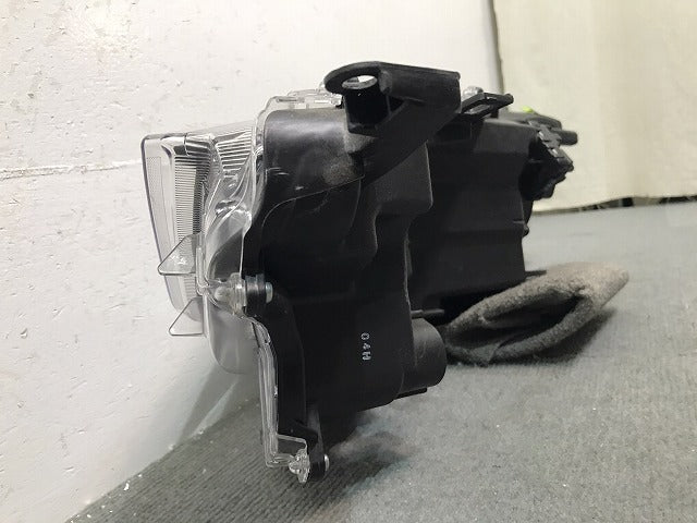 ヤリス/KSP210 MXPA10/MXPA15 MXPH10/MXPH15 純正 右ヘッドライト/ランプ ハロゲン レベライザー KOITO K0-1 トヨタ (120282)