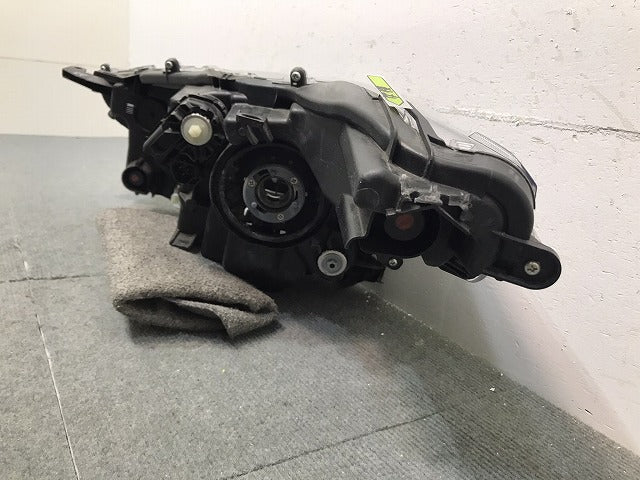 ヤリス/KSP210 MXPA10/MXPA15 MXPH10/MXPH15 純正 右ヘッドライト/ランプ ハロゲン レベライザー KOITO K0-1 トヨタ (120282)
