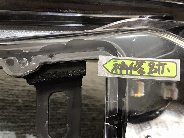 C-HR/CHR/ZYX10/ZYX11/NGX50/NGX10 純正 中期 左ヘッドライト/ランプ LED 刻印7 KOITO 10-111 81185-10A20 トヨタ (121436)
