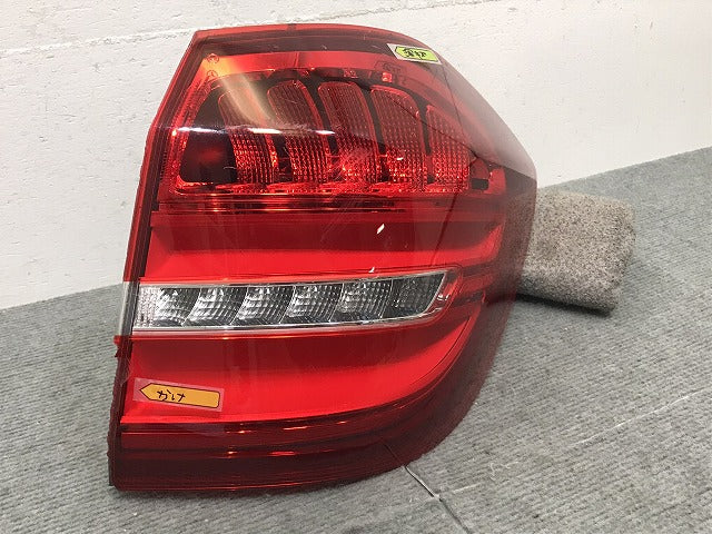 GLSクラス/X166 2016-2019 純正 右テールランプ/ライト/レンズ LED A 166 906 62 02/A1669066202 ベンツ Mercedes Benz (121450)