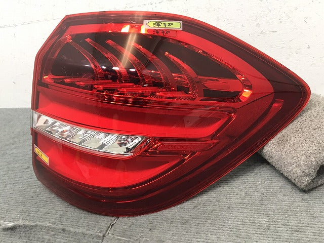 GLSクラス/X166 2016-2019 純正 右テールランプ/ライト/レンズ LED A 166 906 62 02/A1669066202 ベンツ Mercedes Benz (121450)