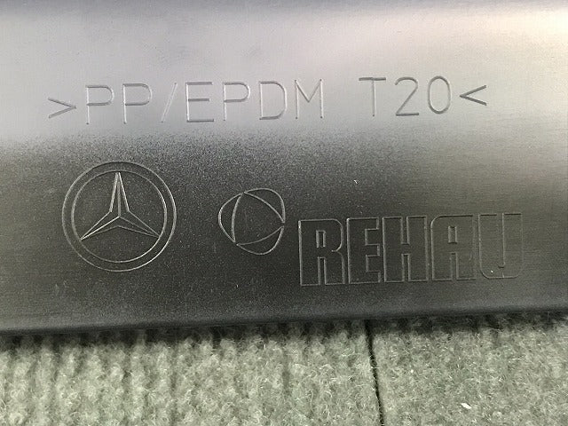 新品! Cクラス/W205 2014-2020 純正 右サイドステップ/サイドスカート A205 690 3040/0240 A20569802549999 未塗装 ベンツ (121478)