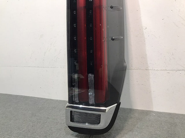 エスクァイア/ノア/80系/ZWR80G/ZRR80G/ZRR85G/ZRR80W/ZRR85W 純正 後期 右テールランプ/ライト LED KOITO 28-242 (121868)
