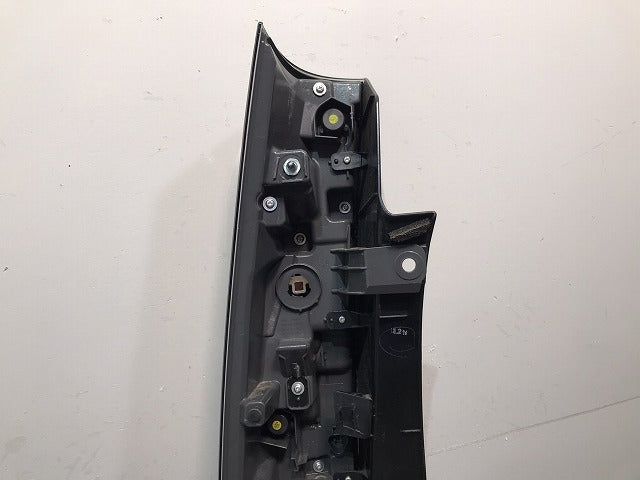 エスクァイア/ノア/80系/ZWR80G/ZRR80G/ZRR85G/ZRR80W/ZRR85W 純正 後期 右テールランプ/ライト LED KOITO 28-242 (121868)