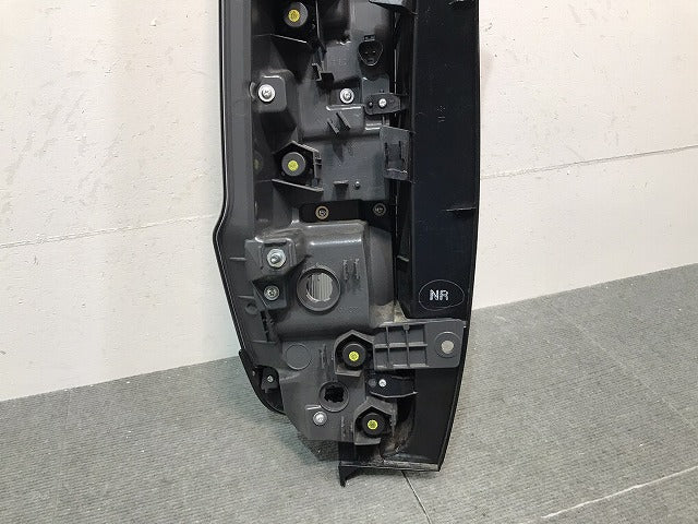 エスクァイア/ノア/80系/ZWR80G/ZRR80G/ZRR85G/ZRR80W/ZRR85W 純正 後期 右テールランプ/ライト LED KOITO 28-242 (121868)