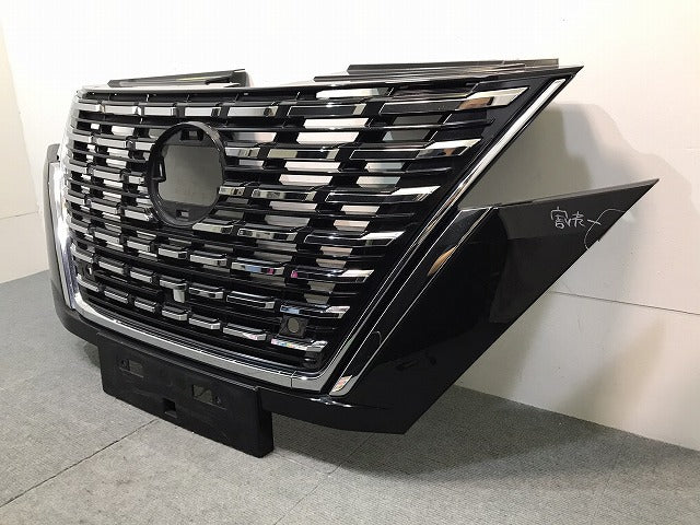 セレナ　ハイウェイスター／Ｃ２７　純正　後期　フロントグリル／ラジエーターグリル　カメラ穴付　６２３１０　５ＴＴ２Ｃ（１２２１８１