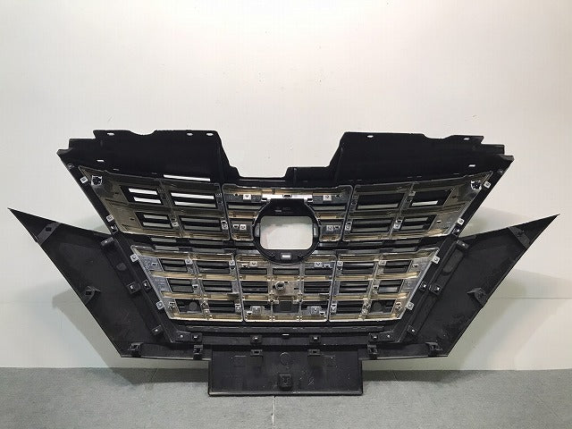セレナ　ハイウェイスター／Ｃ２７　純正　後期　フロントグリル／ラジエーターグリル　カメラ穴付　６２３１０　５ＴＴ２Ｃ（１２２１８１