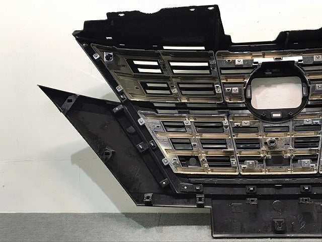 セレナ　ハイウェイスター／Ｃ２７　純正　後期　フロントグリル／ラジエーターグリル　カメラ穴付　６２３１０　５ＴＴ２Ｃ（１２２１８１